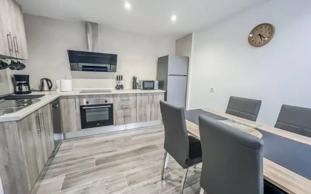 Modern Two Bedroom Apartment With Pool