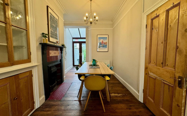 Large CityCentre Townhouse & Pool Table with Offroad Parking