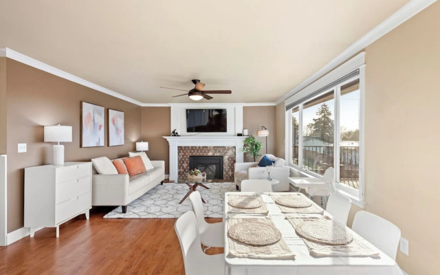 Renton Lakeside Oasis, Lakeview, 4B 2.5B, Spacious