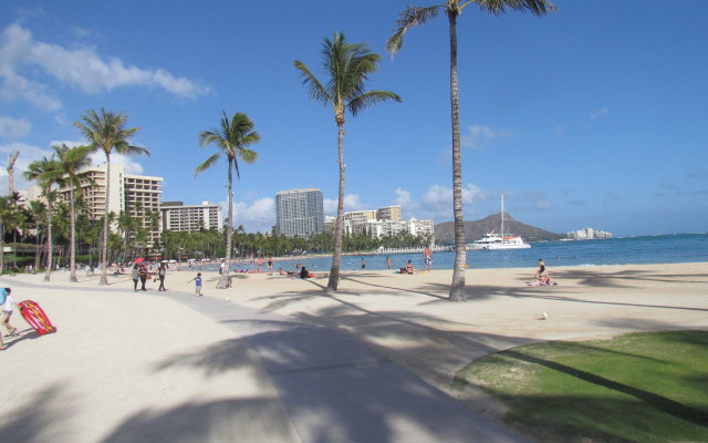 Waikiki Banyan - Walk to the Beach