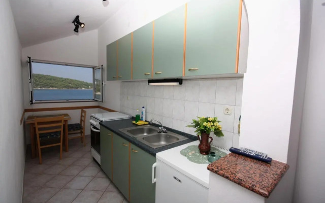 Apartments by the sea Necujam, Solta - 5182