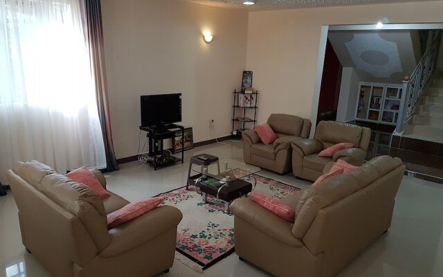 Maggys Airport Guest House - Hostel