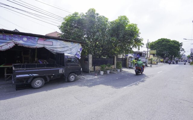 Oyo Life 2573 Griyo Kost Putra 205