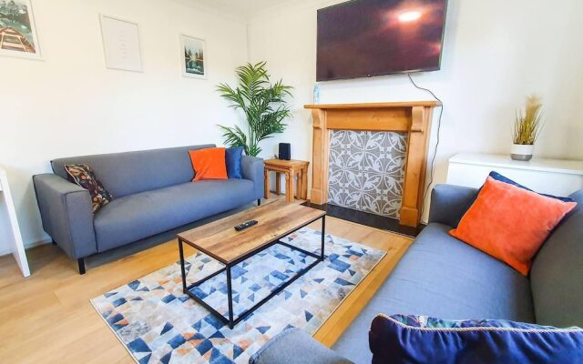 Impeccable 4-bed House in Cheltenham