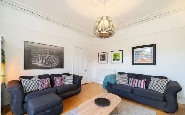 Sunnybrae House Seaside Family-friendly Getaway in Stonehaven With Hot Tub