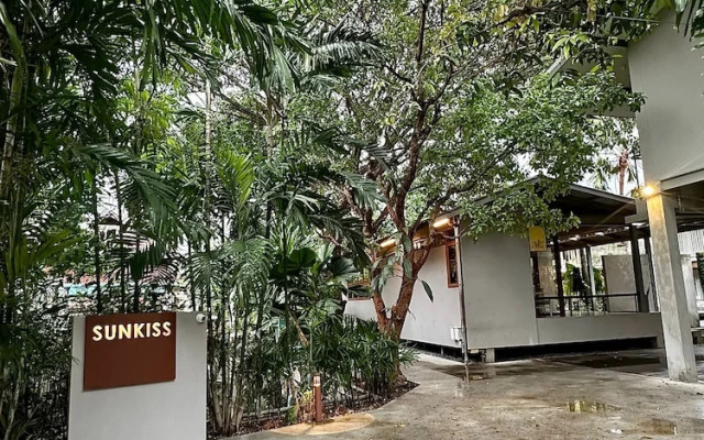 SUNKISS pool.bed.cafe