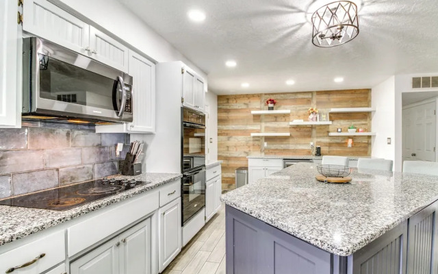 Deck, Putting Green & Views: Albuquerque Oasis