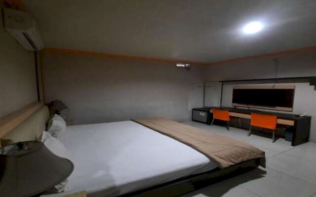 Collection O 93163 Hotel Grand Kartika