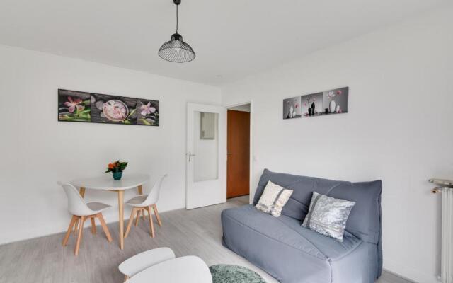 Budget apart with balcony near Paris