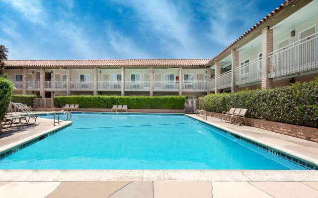 Travelodge by Wyndham Orange County Airport/ Costa Mesa