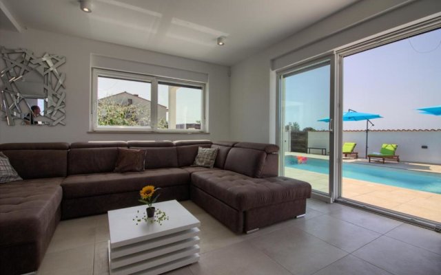 Modern villa Nerina with private pool near Pula