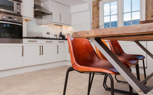 2 Bedroom Flat near Canary Wharf Sleeps 4