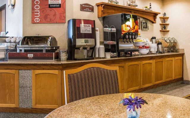 Comfort Suites South Haven near I-96