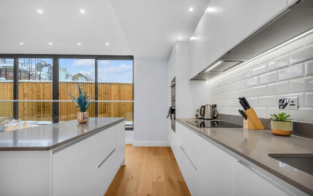 Three Bed Spacious Apartment in Dalston