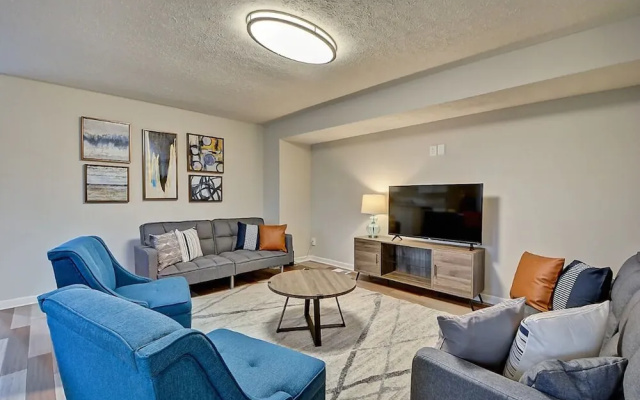 Spacious 6BR/3BA House w/ Parking! Sleeps 20!