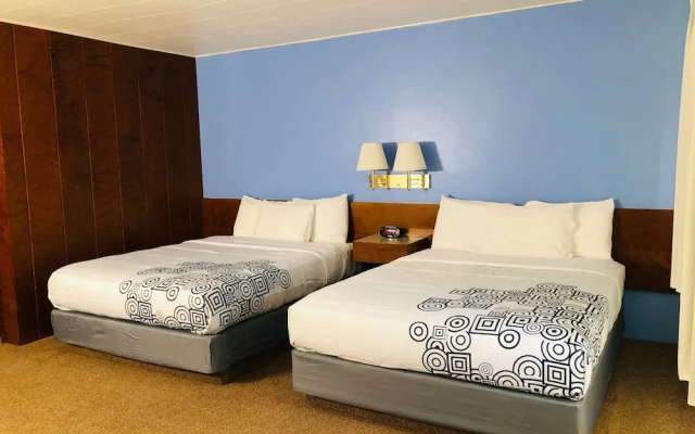 Curly Redwood Lodge