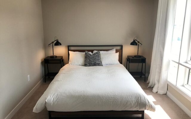 Chic Town House at Lake Ontario