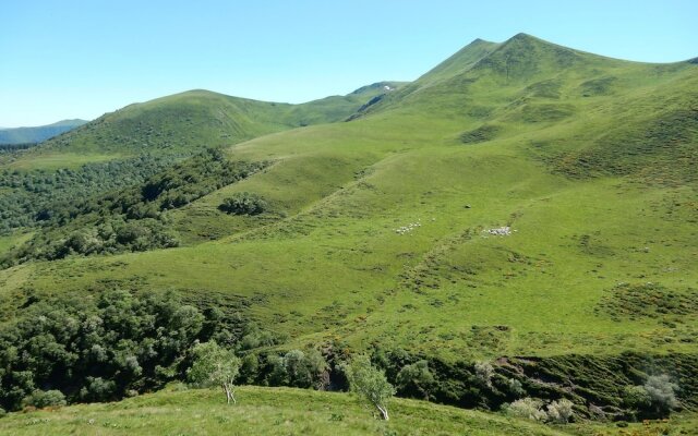 Charming Holiday Home in Saint-beauzire Near Forest