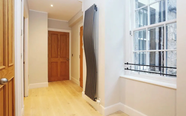 JOIVY Newly Refurbished Apartment on the Historic Royal Mile