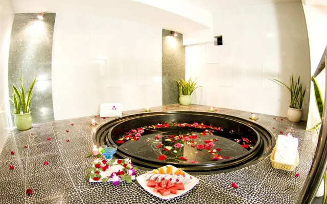 Aloha Ha Long Hotel