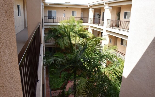 303 Casa Bella 2 Bedroom Condo by Redawning