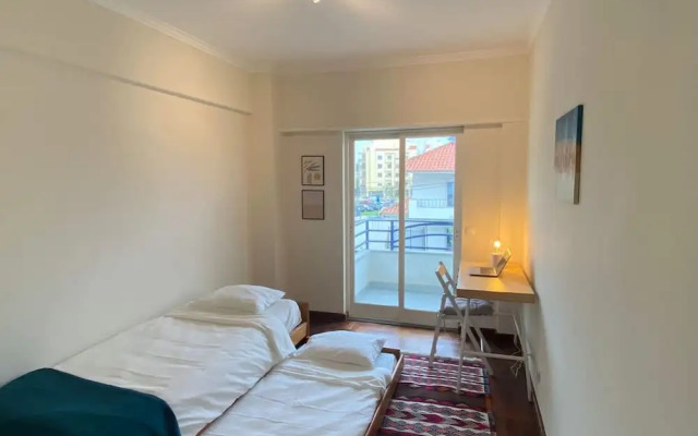 Bright Flat by Carcavelos Beach With Fast Wi-fi