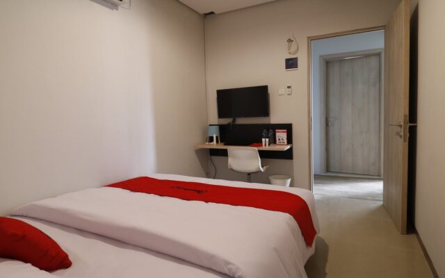 RedDoorz Plus near Pondok Indah Mall