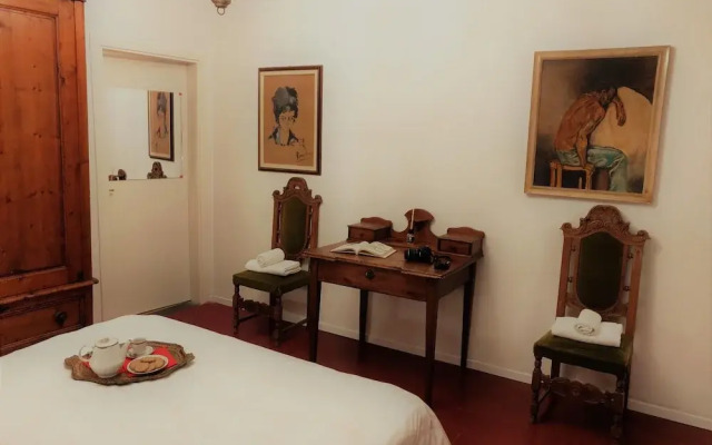 Golden Authentic Florentine Gem, Perfect Location