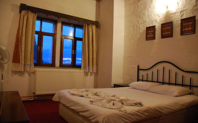 Yasin's Place Backpackers Cave Hotel