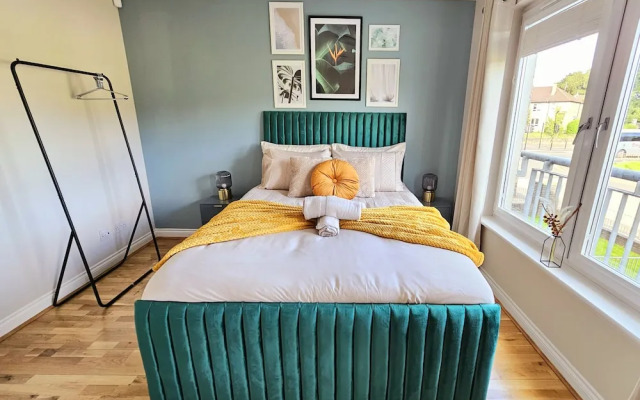 Modern 5 Bed Townhouse with Free Parking