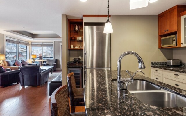 Exquisite 2BR/2BTH Luxury Condo with Mountain View