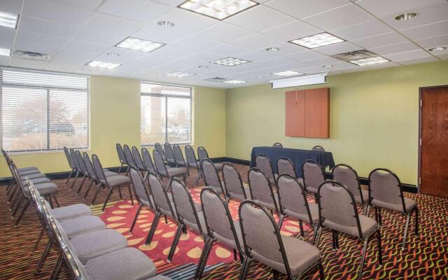La Quinta Inn & Suites St. Louis Airport - Riverport