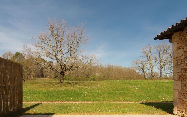 Marvelous Holiday Home in Issac With Swimming Pool