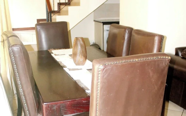 Cozy 3 Bed Duplex ,sleeps 6 With Double Bathroom