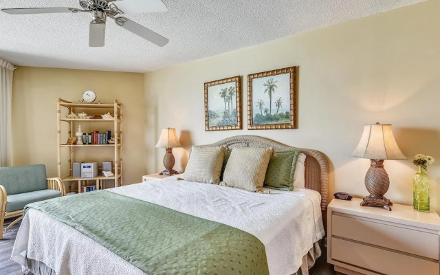 Summerhouse by Book That Condo