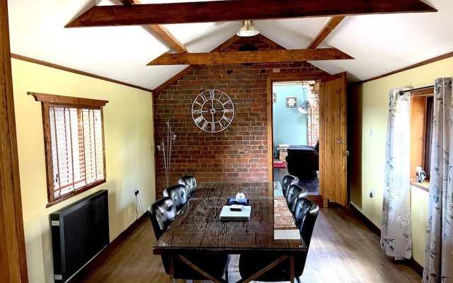 2-bed 18th Century Barn - Sleeps 6 - Pet Friendly