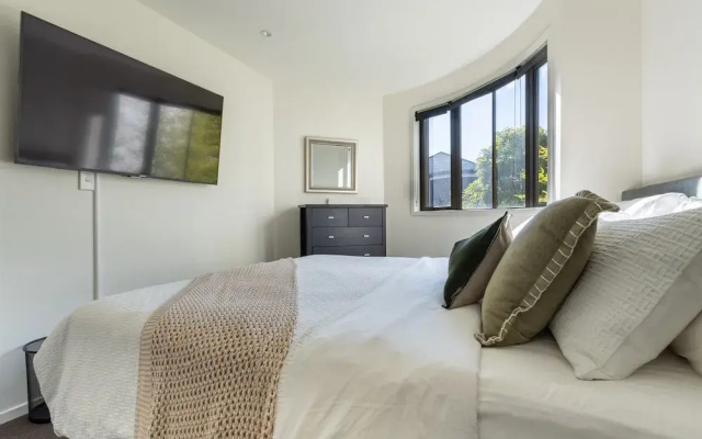 High-end 3BR House - Skytower View