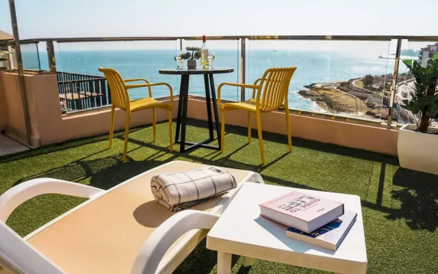 Gorgeous Seaviews From a Stunning Studio