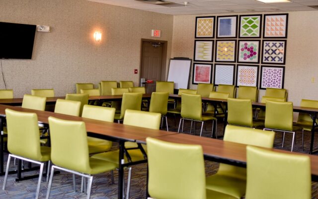 Holiday Inn Express & Suites Maryville by IHG