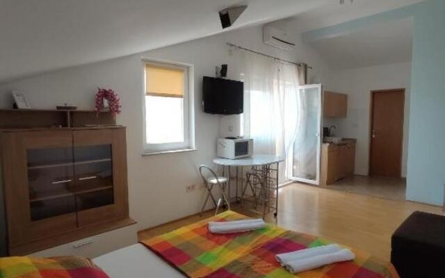 Antonija - jacuzzi and fitness - A4(2+2)