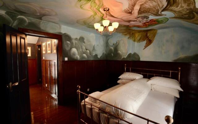 Victoria Titanic 1912 romantic escapism world