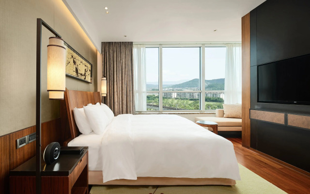 HUALUXE Ningbo Harbor City by IHG