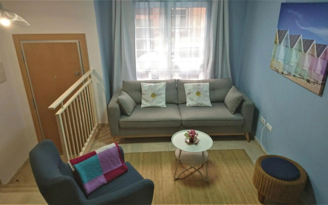 Fantastic apartment with private patio BEACH 10 mins walk