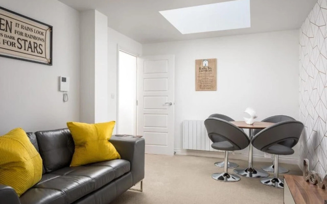 Elliot Oliver - Modern 2 Bedroom Town Centre Apartment