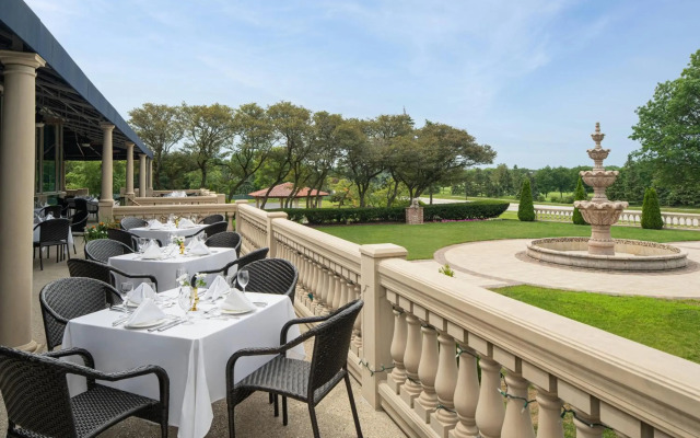 The Drake Oak Brook, Autograph Collection