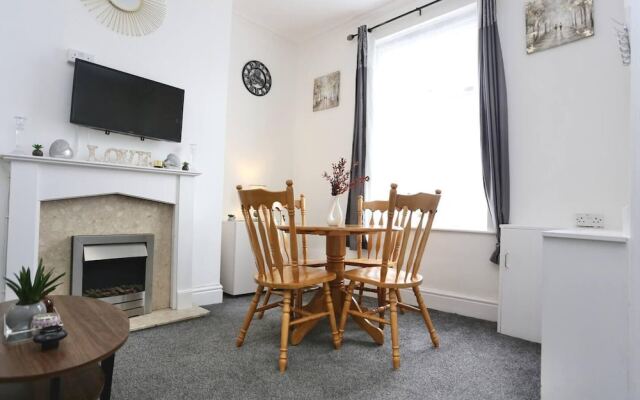 Charming 2-bed Home in Blackpool-central w Parking