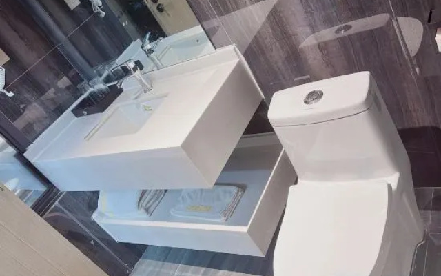Quxian Jinshangyuan Business Hotel – Bathroom – Dazhou