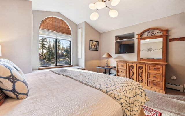 Park Forest  4 Bedroom Home by RedAwning