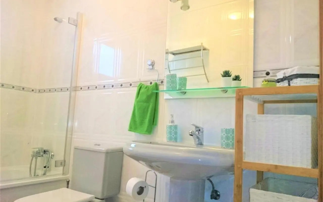 Bright spacious apartment, 2 min walk from beach
