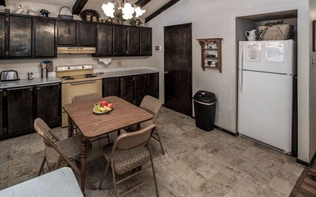 Aztex Retreat - Three Bedroom Cabin